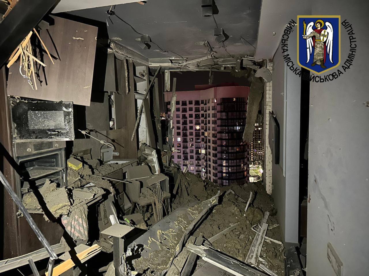 Ворог вночі атакував Київ дронами: є жертви та поранені, зафіксовані прильоти у будинки (фото)