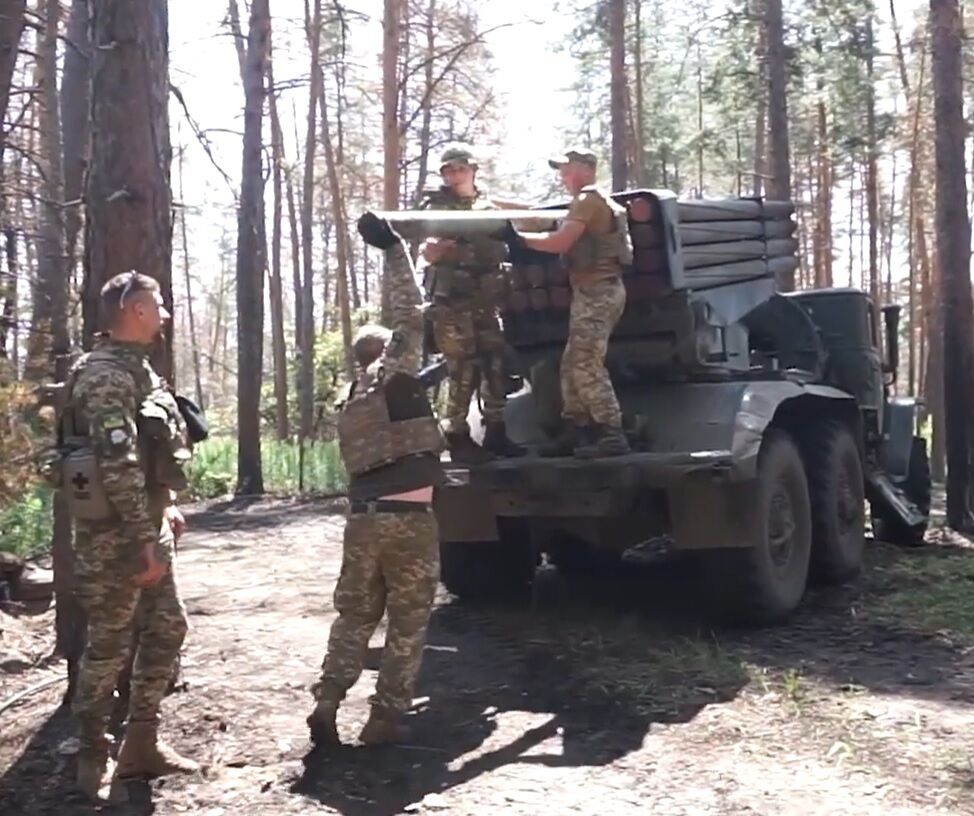 Бійці 95-ї бригади показали, як ''насипають'' вогню ворогу з його ж зброї (відео)