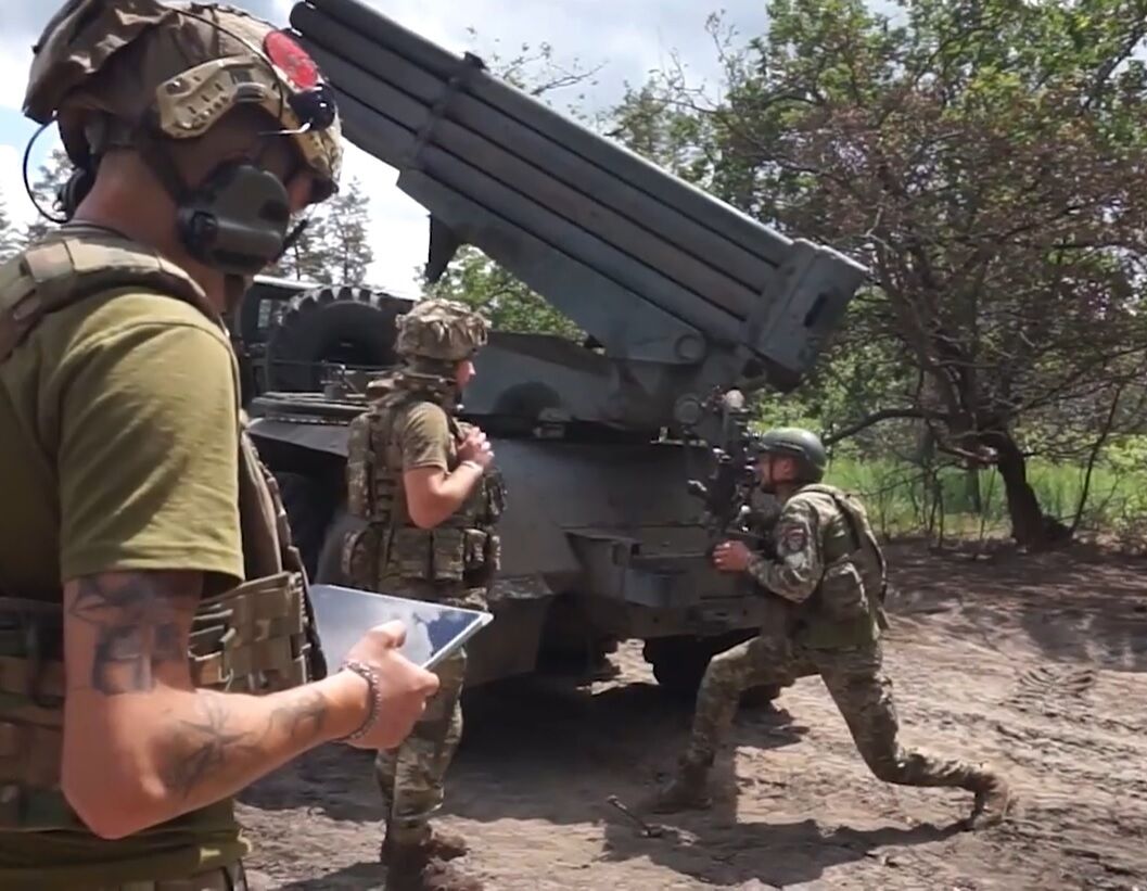 Бійці 95-ї бригади показали, як ''насипають'' вогню ворогу з його ж зброї (відео)