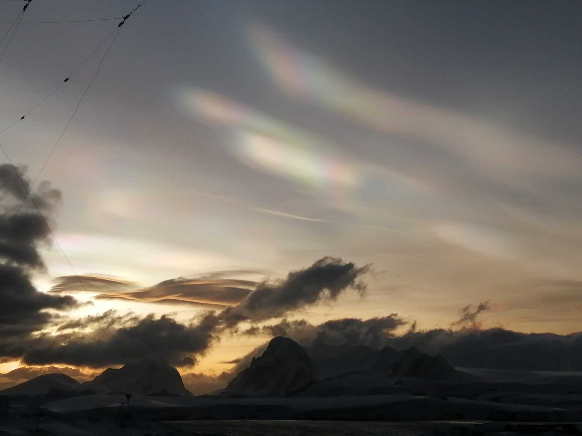''Как нашествие пришельцев'': украинские полярники наблюдали в небе необычное и редкое явление (фото)