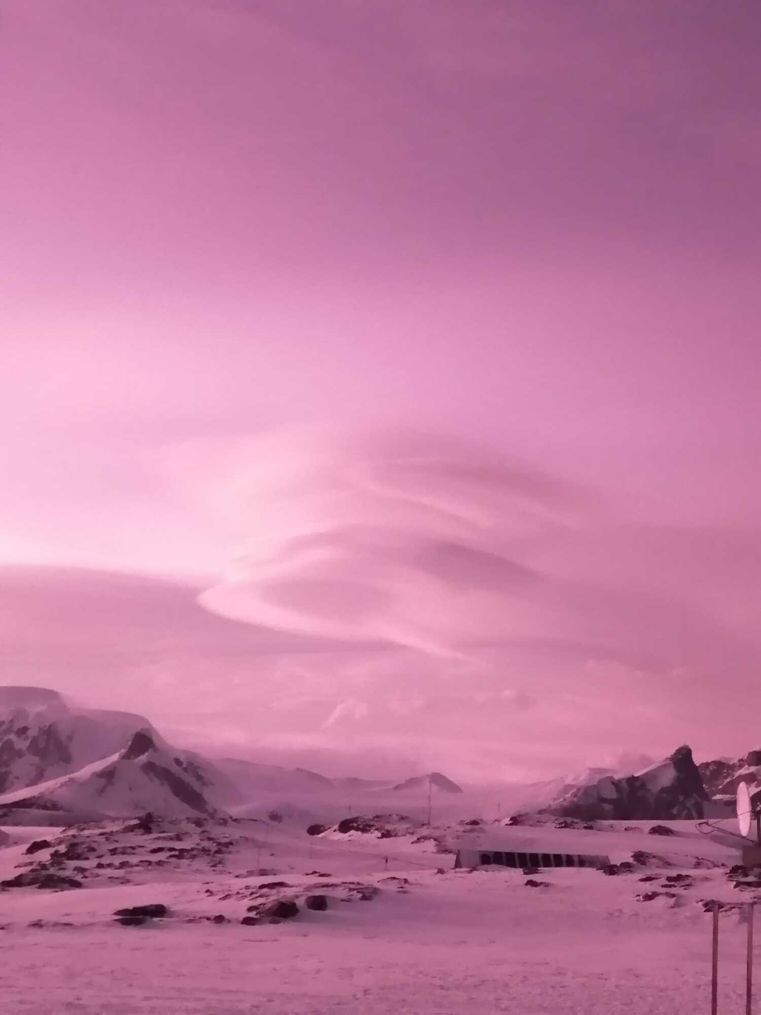 ''Как нашествие пришельцев'': украинские полярники наблюдали в небе необычное и редкое явление (фото)