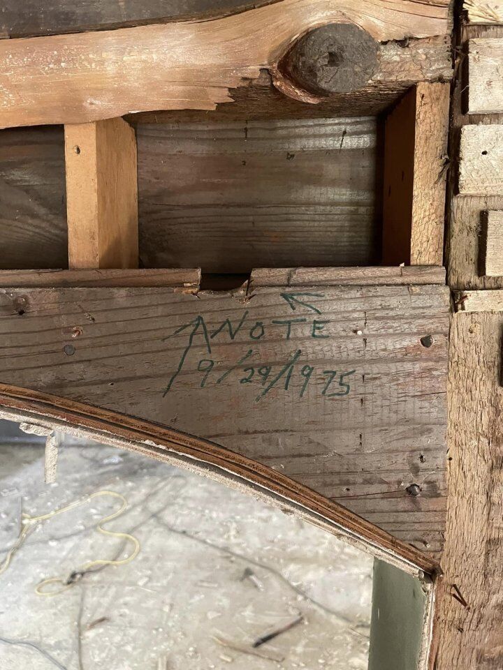 В США во время ремонта мужчина нашел тайное послание, написанное в 1975 году (фото)