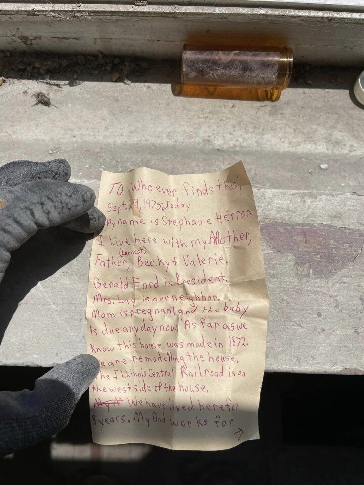У США під час ремонту чоловік знайшов таємне послання, написане 1975 року (фото)