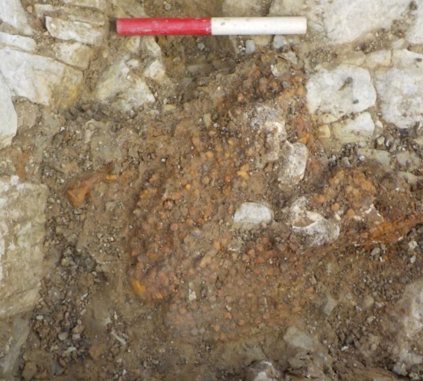 В Уельсі розкопали дивну могилу: чоловіка поховали обличчям вниз і прибили цвяхами (фото)