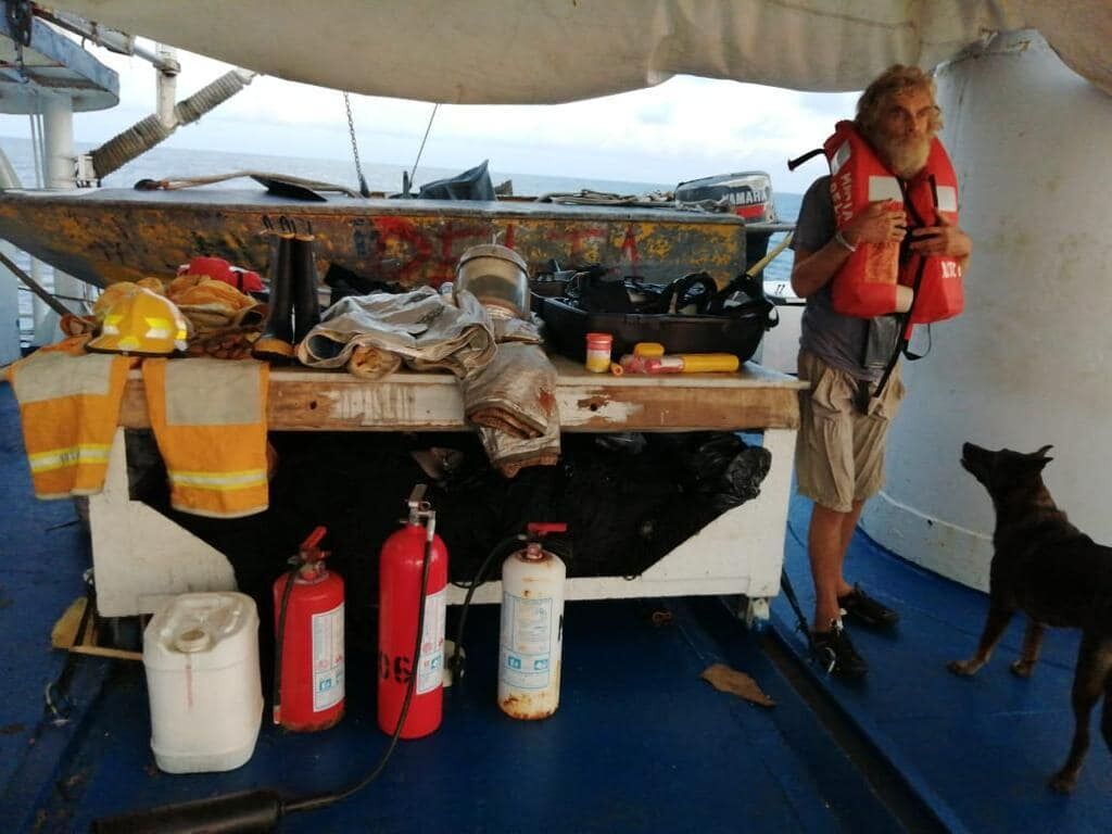 Появились фото и видео спасенного моряка, который с собакой три месяца дрейфовал в Тихом океане