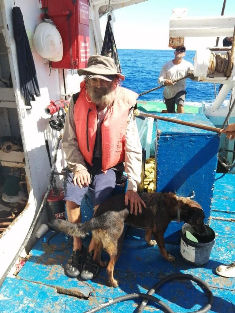 З'явилися фото та відео врятованого моряка, який з собакою три місяці дрейфував у Тихому океані