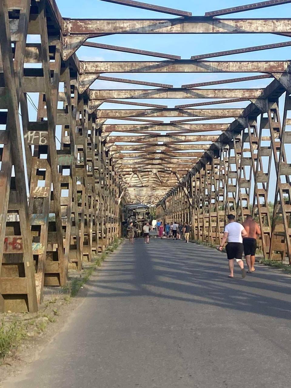 На Закарпатті обвалився міст разом з автівками через річку Тересву (фото)