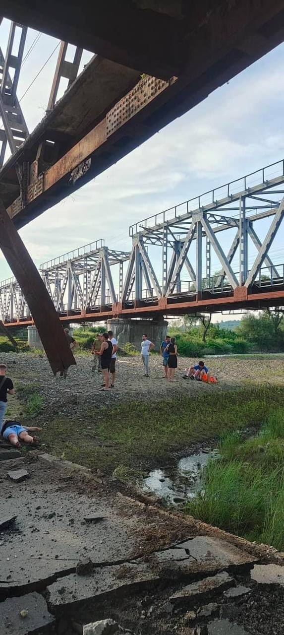 На Закарпатті обвалився міст разом з автівками через річку Тересву (фото)