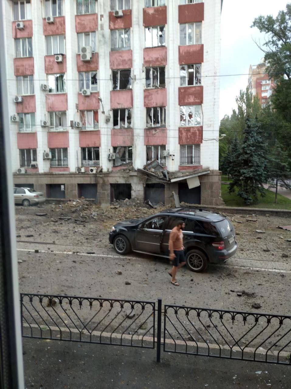 В Донецке произошел ''прилет'' по зданию ''МВД ДНР'' (фото и видео)