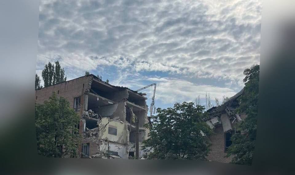 Russians attacked a high-rise building in Kryvyi Rih with ballistic missiles and shelled Kherson with Grad rockets, there are victims (photos and video)
