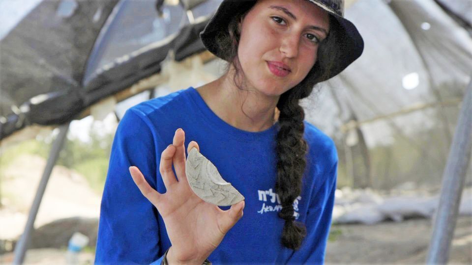 В Ізраїлі школярі знайшли ''магічне дзеркало, що захищає від зла'' віком 1500 років (фото)