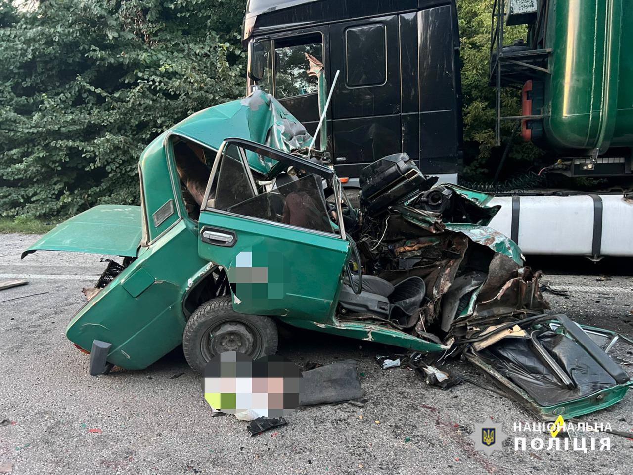 На Вінниччині легковик врізався у вантажівку з напівпричепом: є жертва (фото)