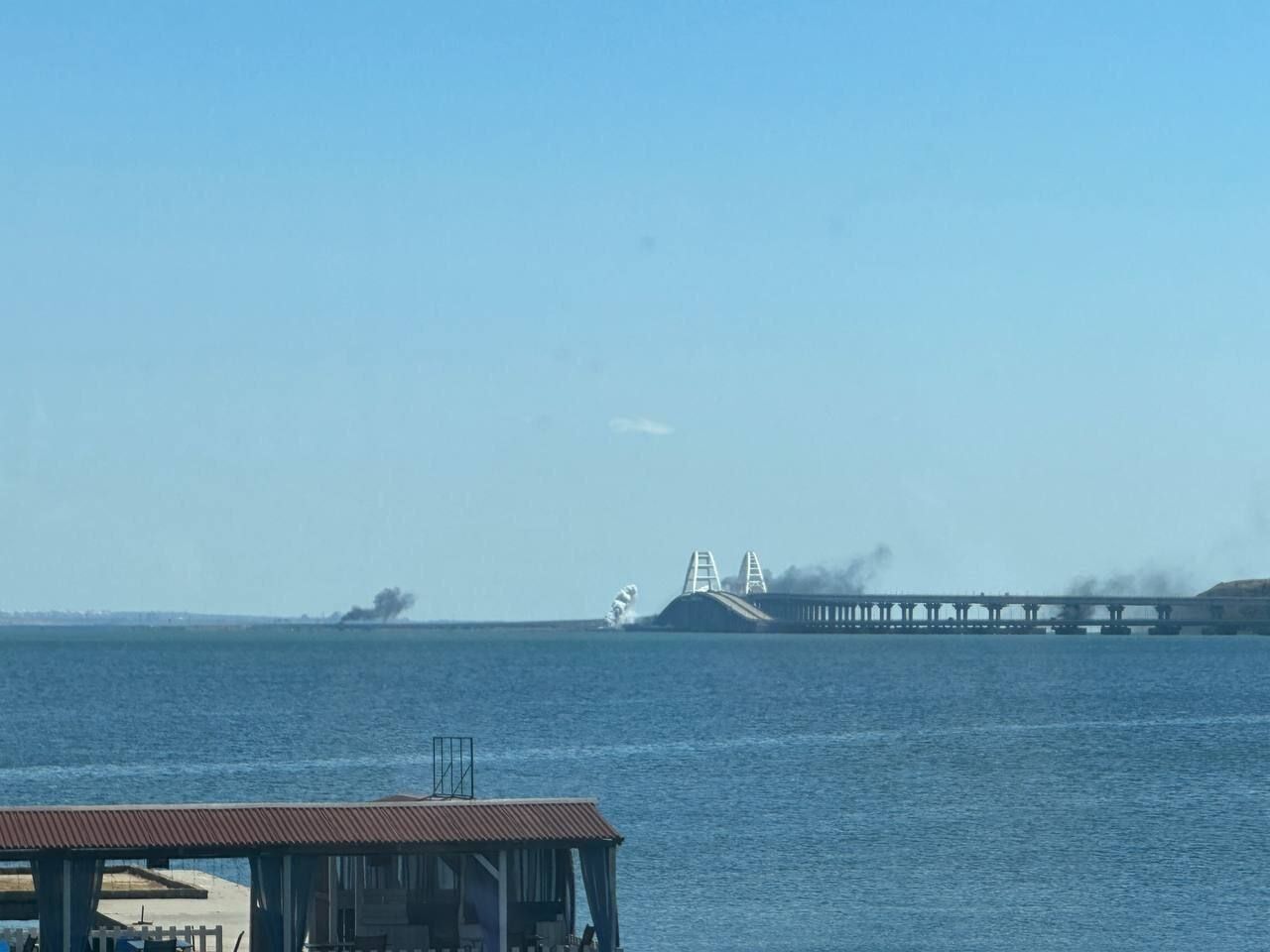 На Керченському мосту густий дим: окупанти заявили про атаку ракетами (фото)