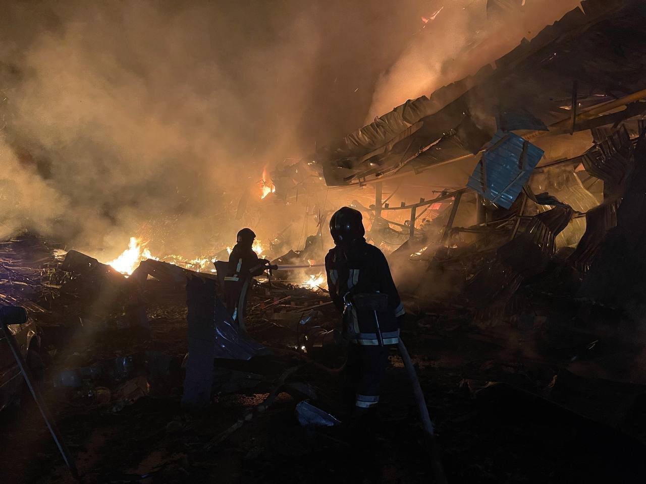 Російські окупанти вночі атакували Одесу ''Калібрами'' та дронами: спалахнув гіпермаркет, пошкоджено гуртожиток (фото, відео)