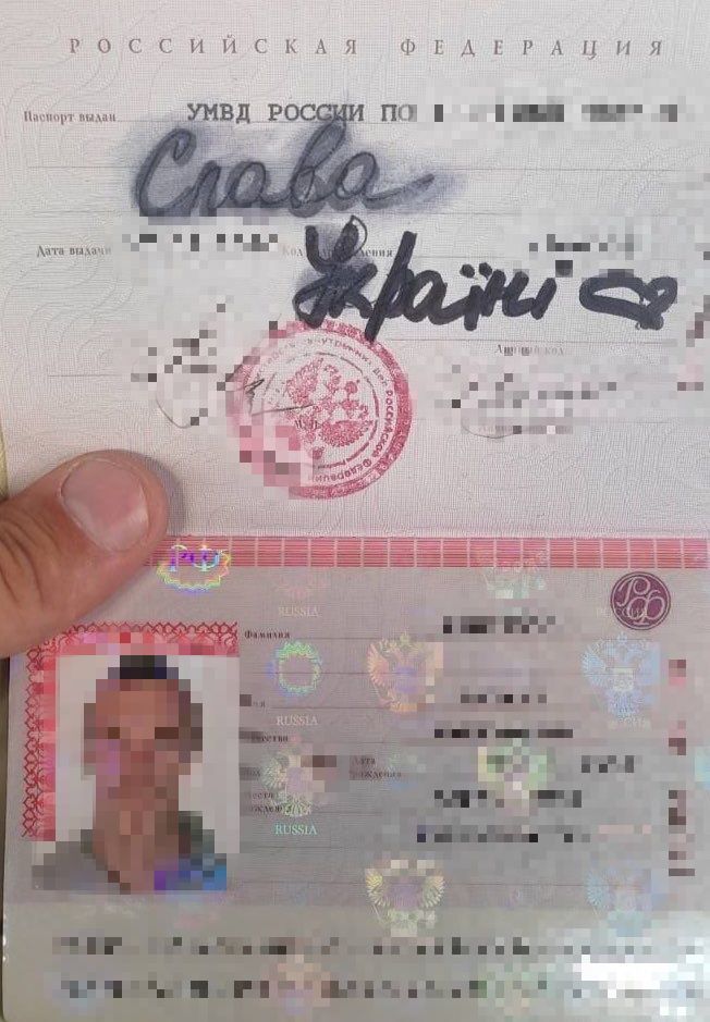 росіянин у Києві розписав паспорт патріотичним ''Слава Україні'', щоб не повертатися додому (фото)