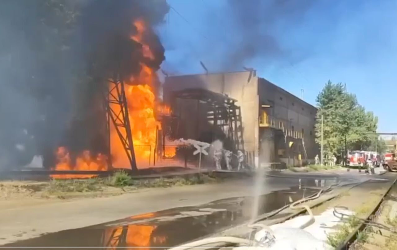 На росії масштабно палав металургійний завод, названі причини пожежі (фото та відео)