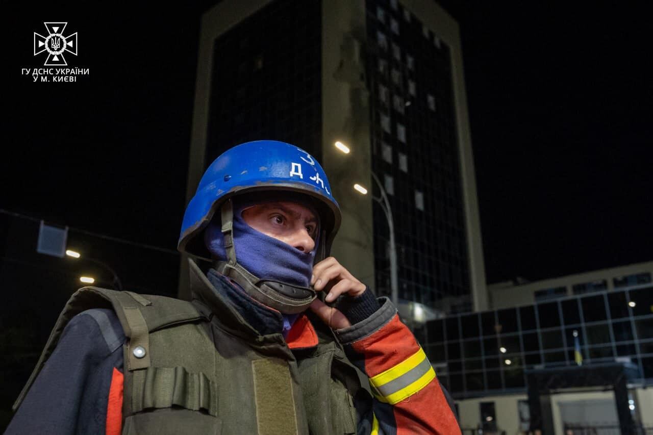 Россия ночью атаковала Украину с Shahed: в Одесской области есть попадания в элеватор, в Киеве повредили здание (фото)