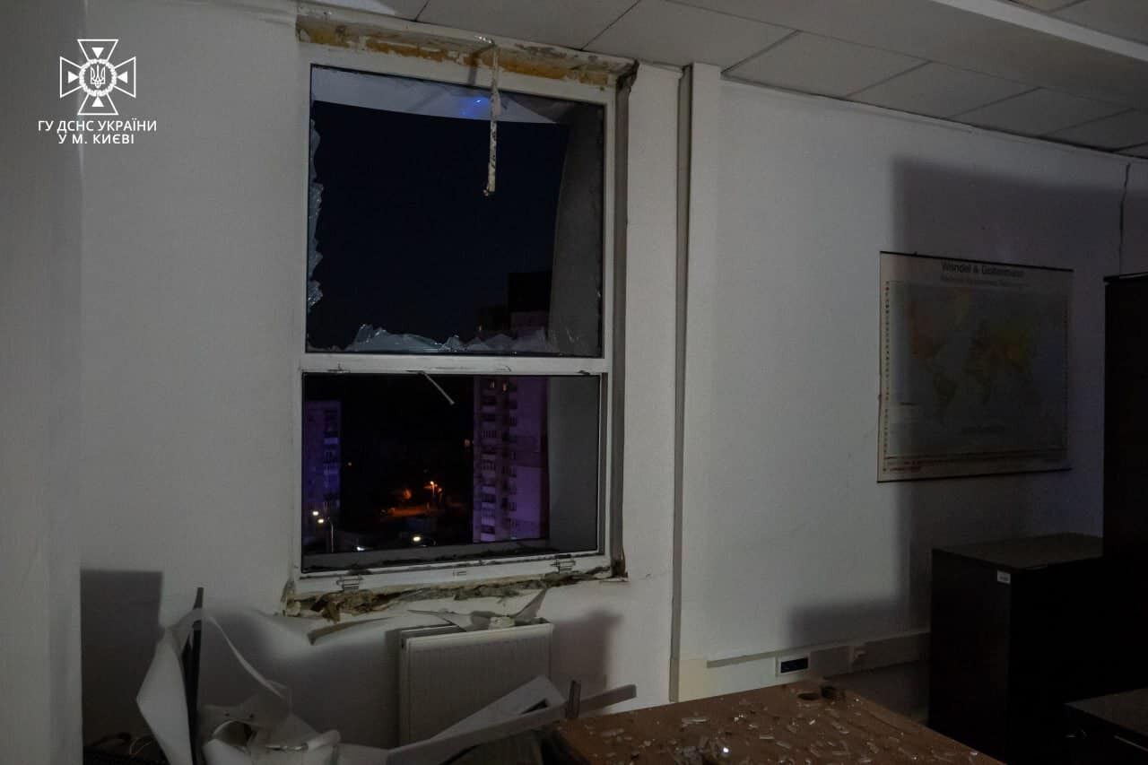Россия ночью атаковала Украину с Shahed: в Одесской области есть попадания в элеватор, в Киеве повредили здание (фото)