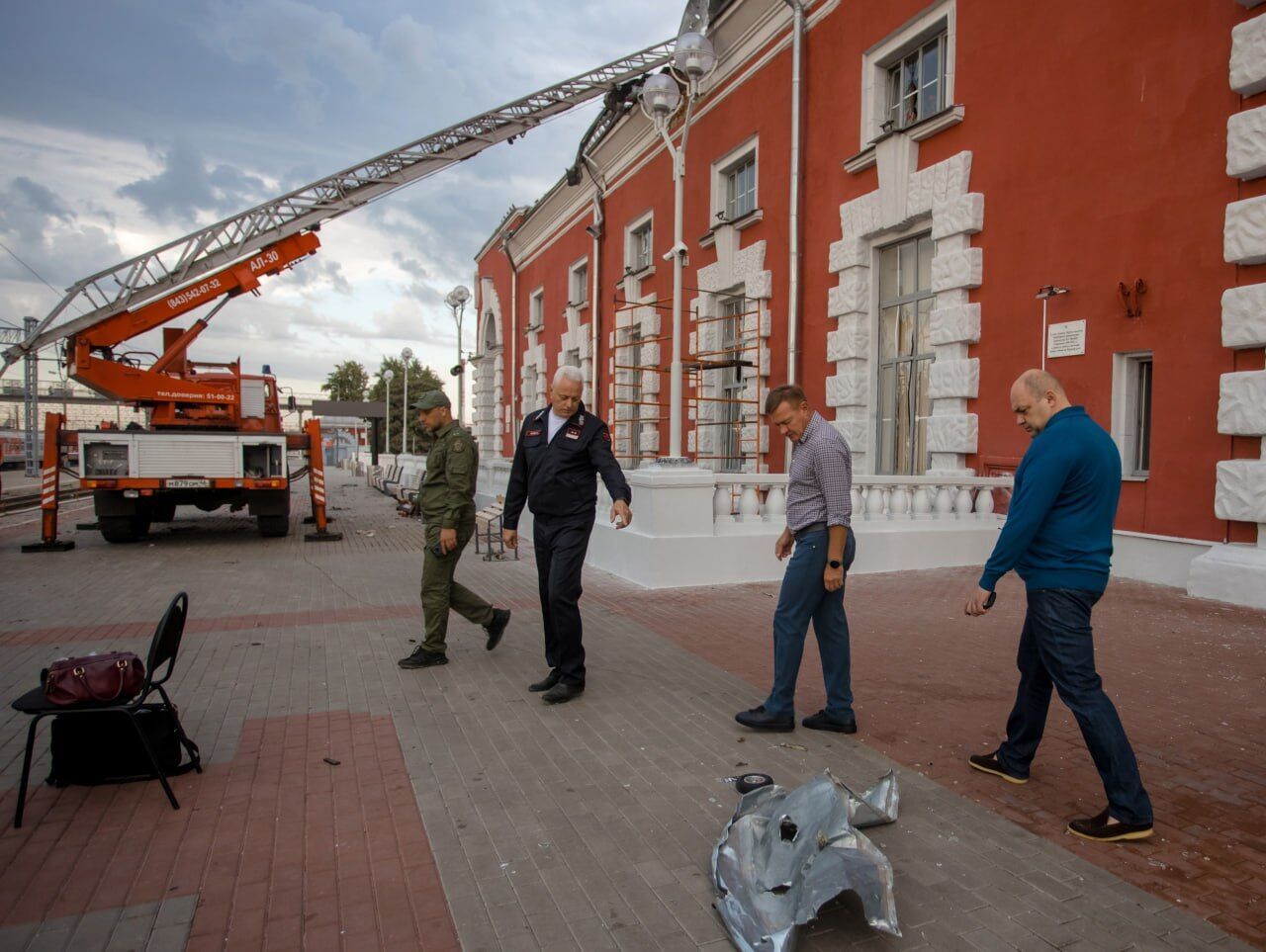 В Москве ввели план ''Ковёр'' в аэропортах, а в Курске беспилотник атаковал железнодорожный вокзал (видео)