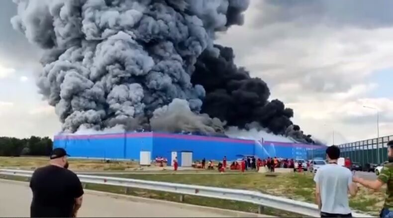 Масштабна пожежа розгорілася у Підмосков'ї на складі OZON: до гасіння залучили гелікоптери (відео)