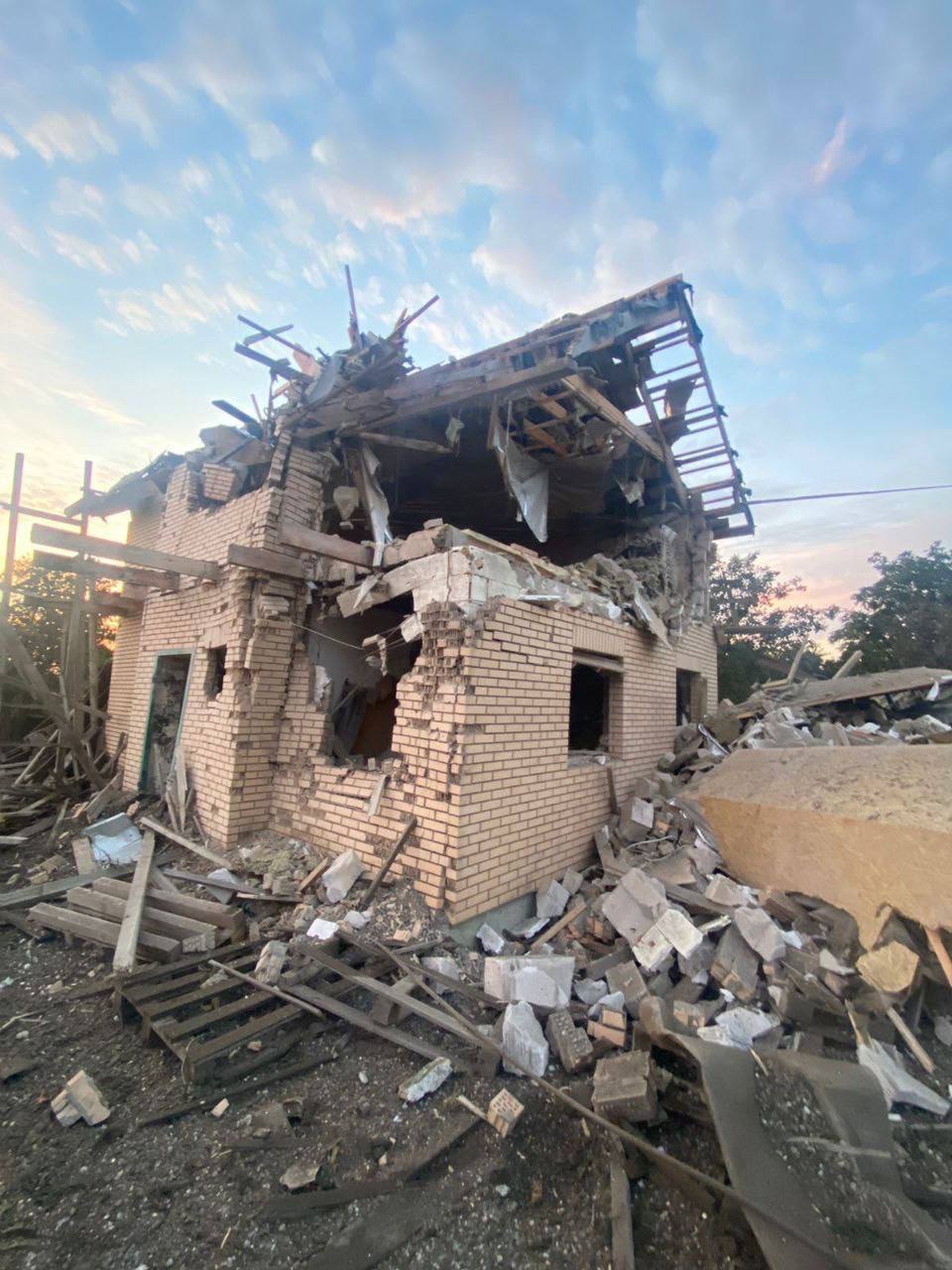 У Київській області уламки збитої крилатої ракети пошкодили 10 будинків, травмовано двох людей (фото)