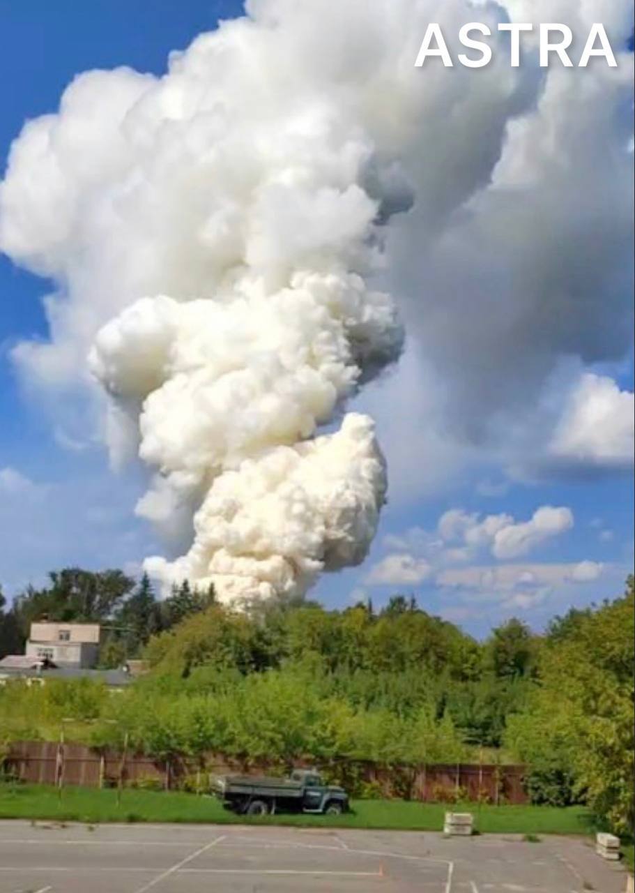 Под Москвой масштабный пожар: горит аккумуляторный завод (фото и видео)