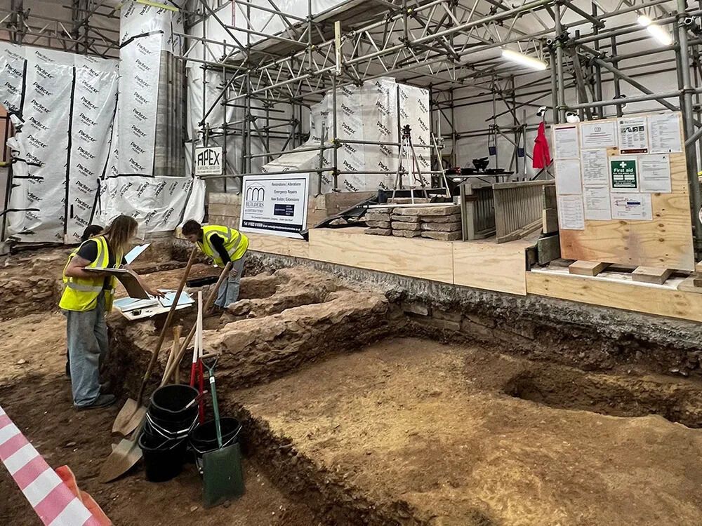 В Англии обнаружили скрытый средневековый склеп 900-летнего собора (фото)