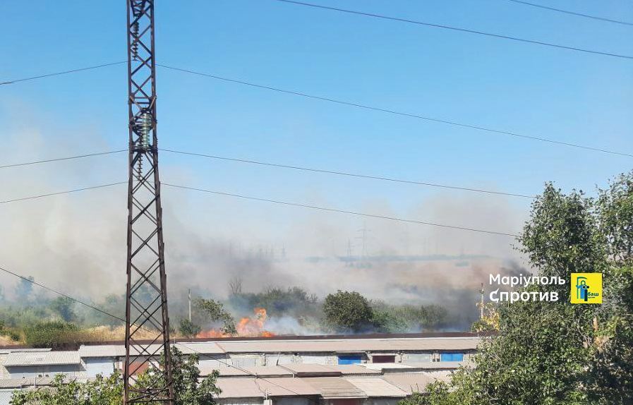 Партизаны подожгли базу окупантов в Мариуполе: фото и видео