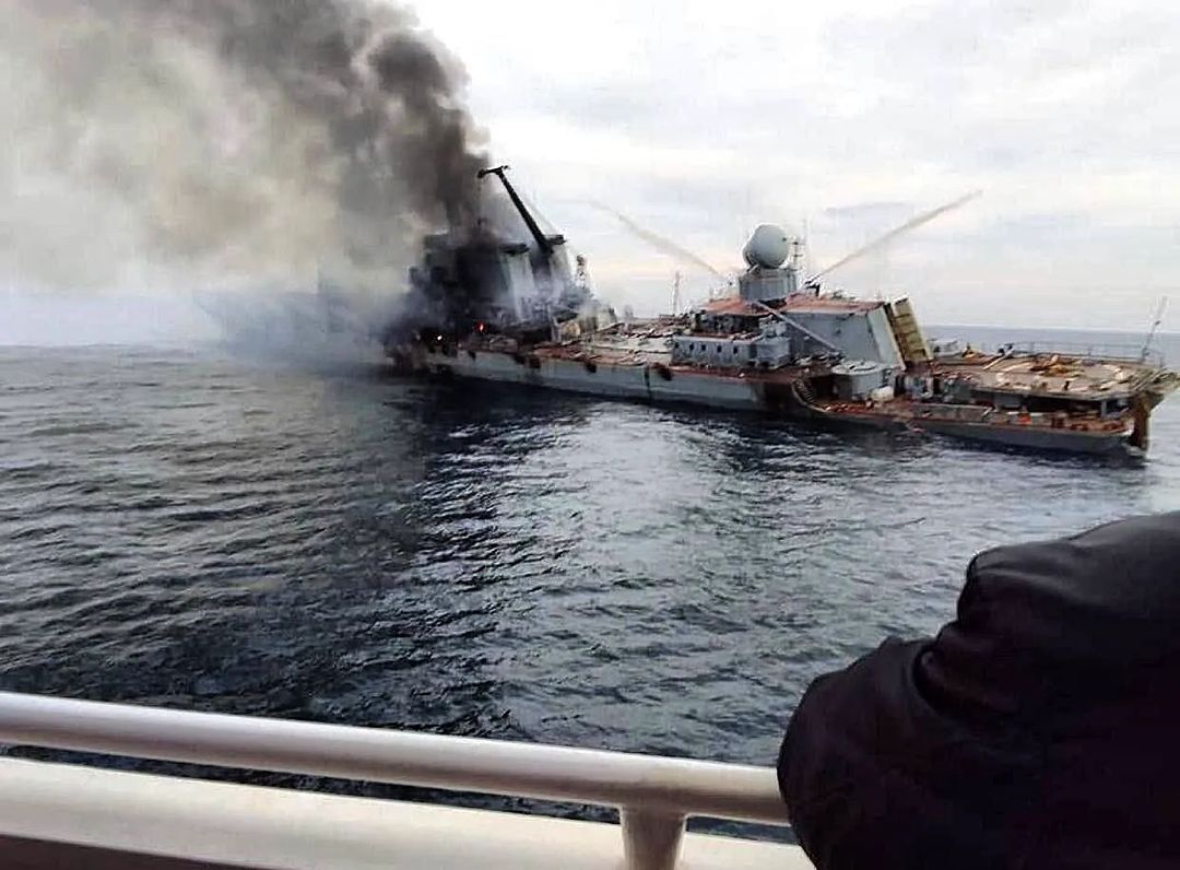 На ВДНХ в Киеве каждый день тонет крейсер ''Москва''. Вы еще не видели?