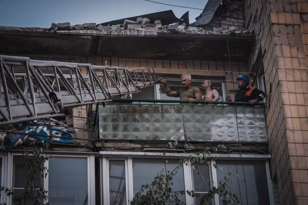 Ракетная атака россиян на многоэтажку в Покровске: выросло количество жертв, 88 пострадавших (фото, видео)