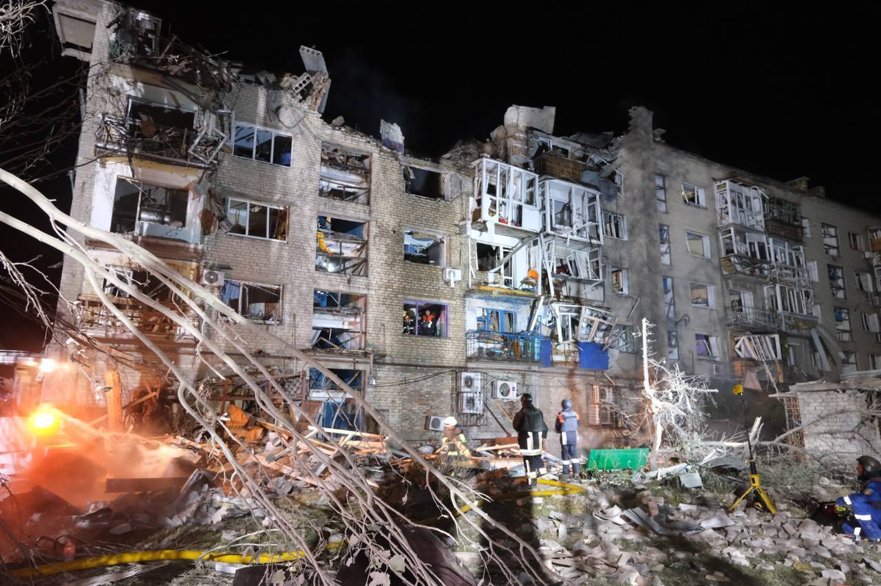 Ракетная атака россиян на многоэтажку в Покровске: выросло количество жертв, 88 пострадавших (фото, видео)