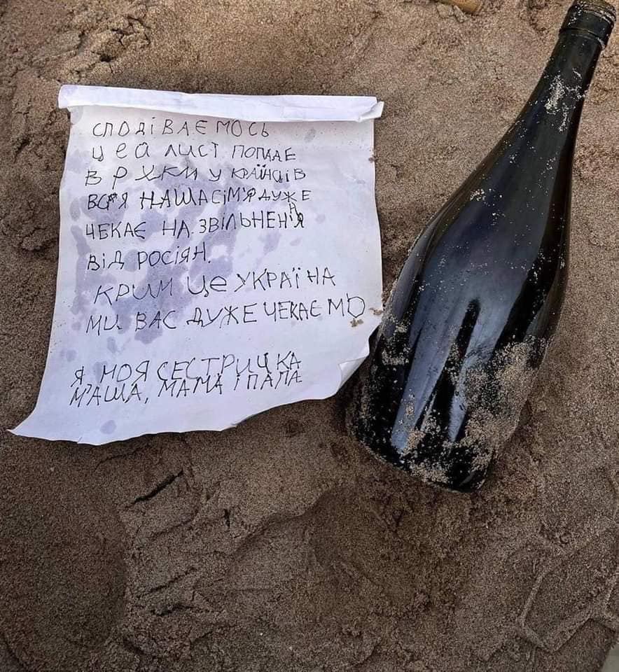 На Одещині на пляжі знайшли пляшку, у якій була записка від дитини з Криму (фото)