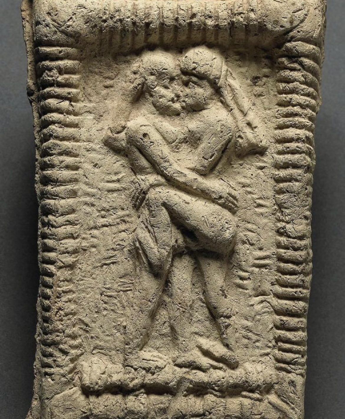 Первый поцелуй состоялся 4500 лет назад: археологи обнаружили глиняное доказательство (фото)