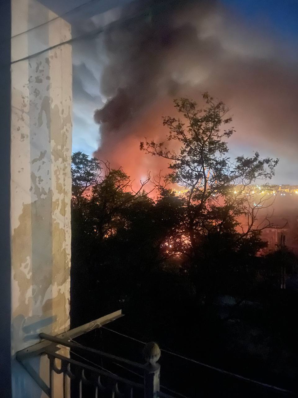 У Криму дрони атакували судноремонтний завод у Севастополі, постраждали кораблі чф рф: фото та відео влучань