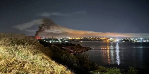 У Криму дрони атакували судноремонтний завод у Севастополі, постраждали кораблі чф рф: фото та відео влучань