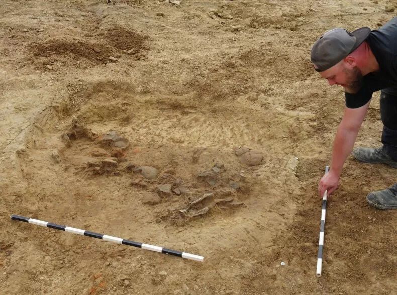 Graves with remains of burned people dating back 2,000 years discovered in Germany (photo)