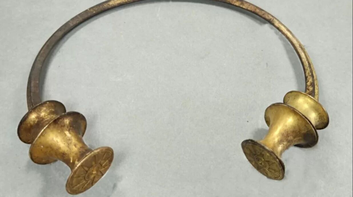Водопроводчик в Испании случайно наткнулся на золотые украшения, которым 2500 лет (фото)