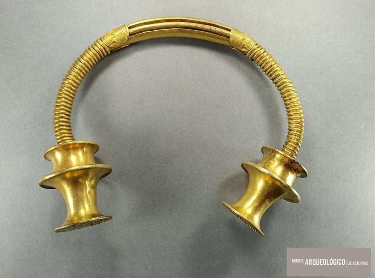 Водопроводчик в Испании случайно наткнулся на золотые украшения, которым 2500 лет (фото)