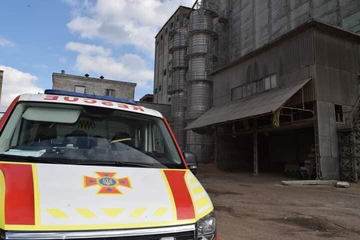 Троє людей загинули у Чернігові під тоннами зерна (фото)