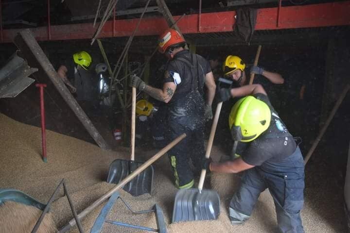 Троє людей загинули у Чернігові під тоннами зерна (фото)
