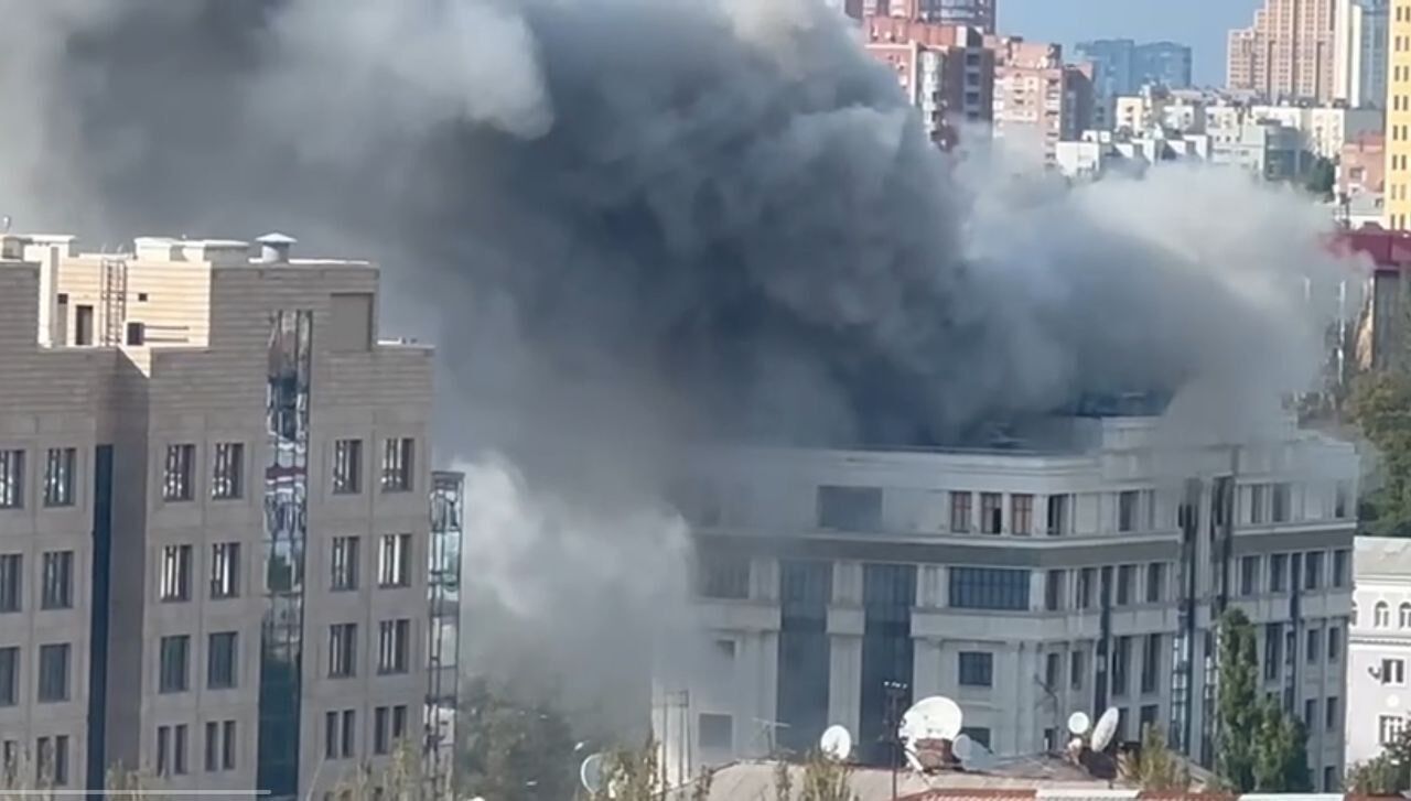 В Донецке после взрыва загорелась администрация Пушилина (видео)