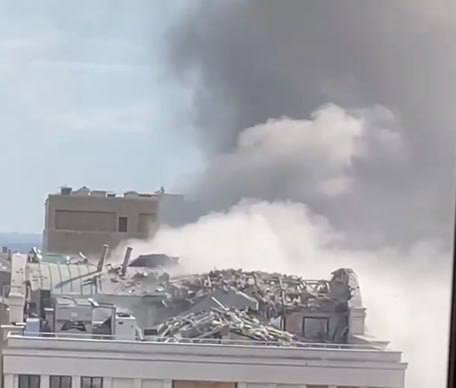 В Донецке после взрыва загорелась администрация Пушилина (видео)