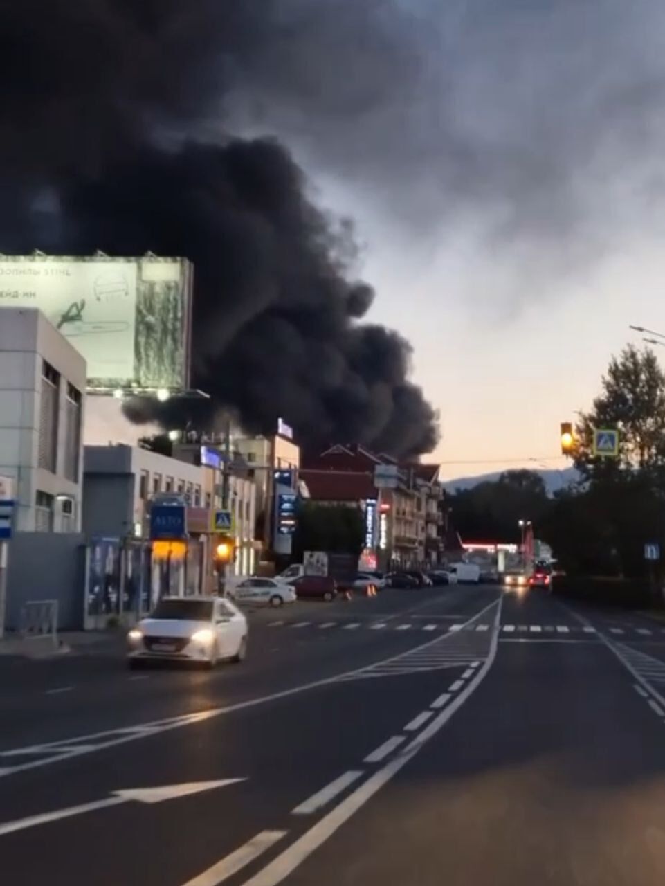 В Сочи после атаки БПЛА загорелись резервуары с горючим на нефтебазе (фото и видео)