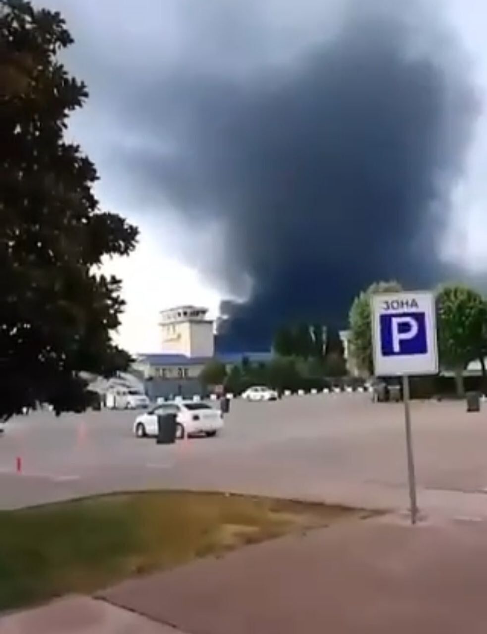 В Сочи после атаки БПЛА загорелись резервуары с горючим на нефтебазе (фото и видео)