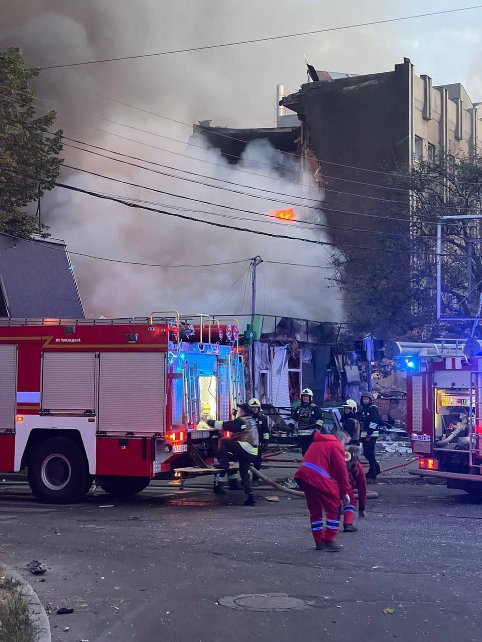 В Черкассах в результате ракетного удара повреждена гостиница: из-под завалов спасли 13 человек, операция продолжается (видео)
