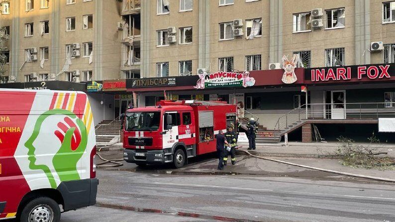В Черкассах в результате ракетного удара повреждена гостиница: из-под завалов спасли 13 человек, операция продолжается (видео)