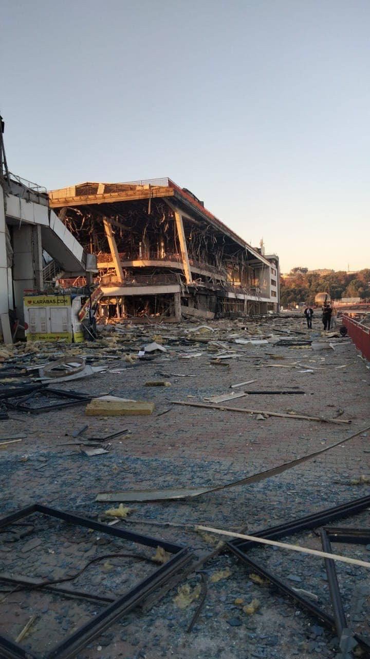 Як виглядає готель Морського вокзалу в Одесі після влучання російської ракети: рятувальники показали фото