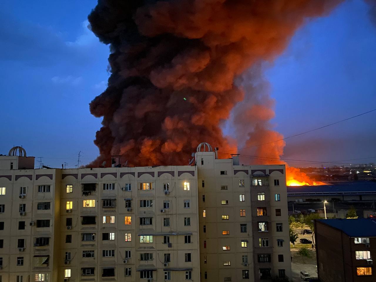 Потужний вибух пролунав у Ташкенті біля аеропорту, пожежу гасили всю ніч: що відомо (фото, відео)