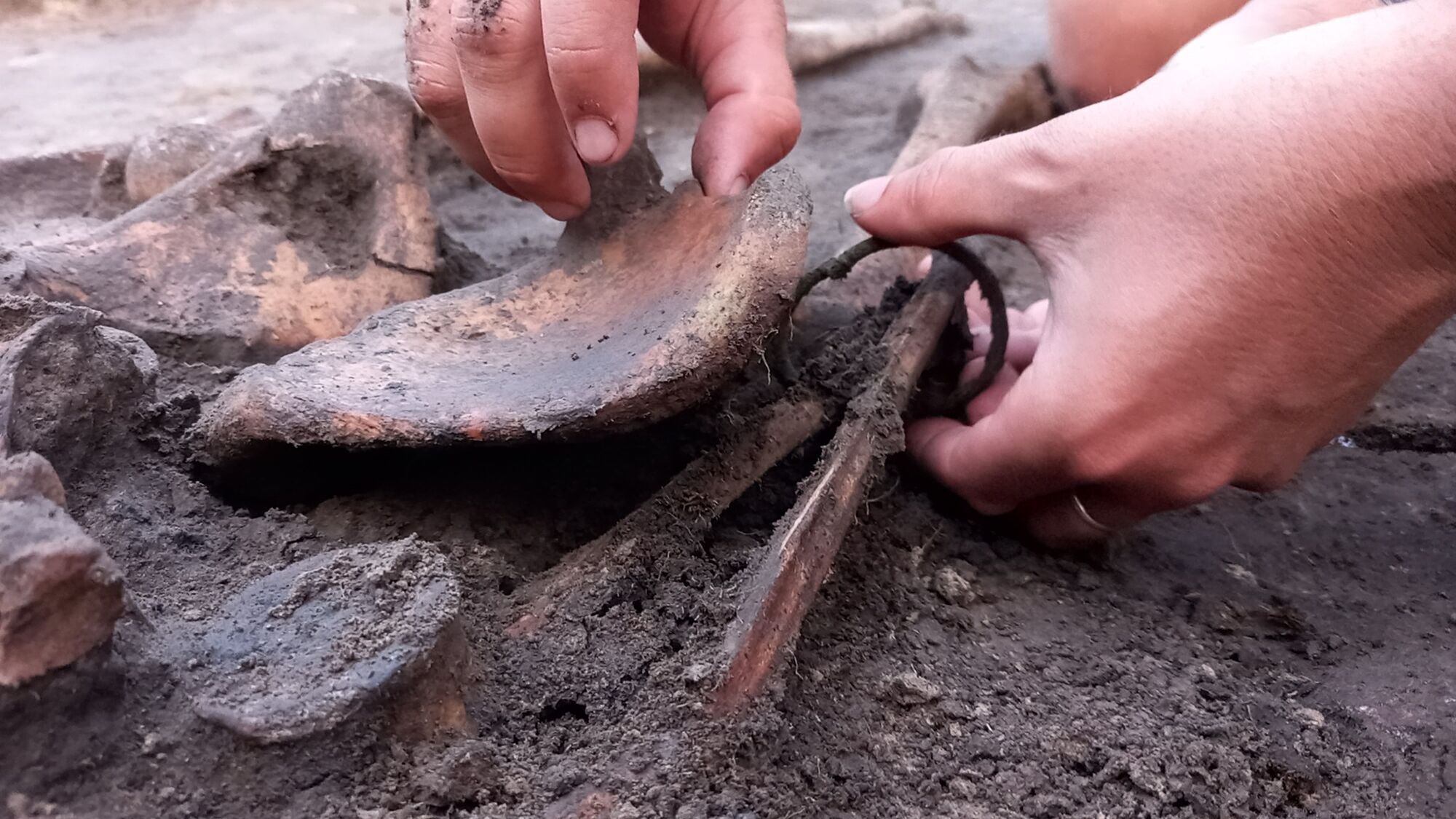 В Киевской области археологи нашли останки взрослых и детей времен Средневековья (фото)