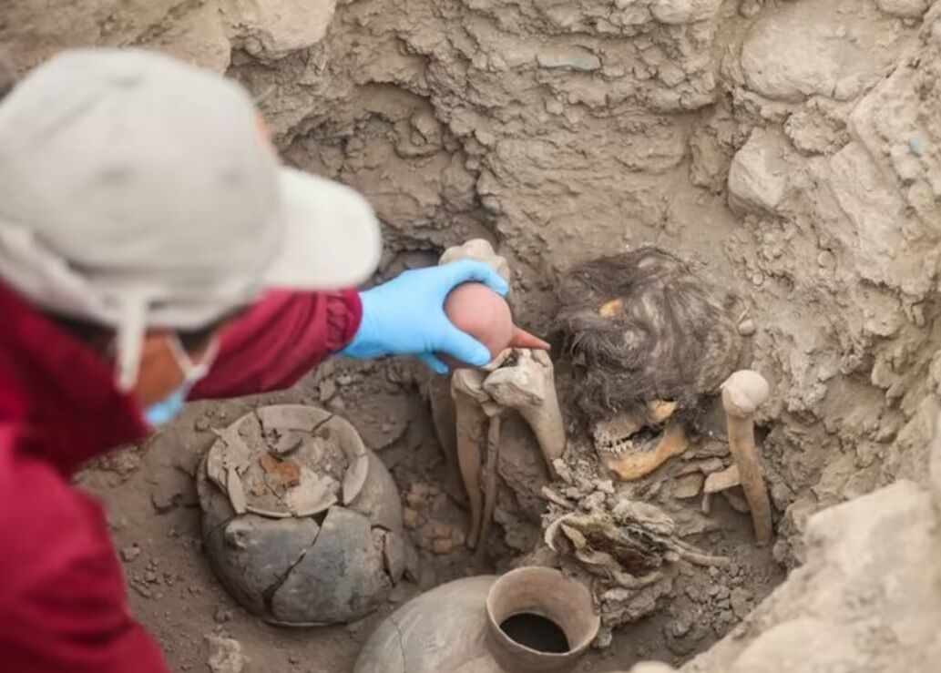 Тисячолітню мумію з довгим волоссям та у дивній позі знайшли у Перу (фото)